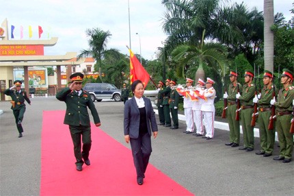 Phó chủ tịch nước Nguyễn Thị Doan duyệt đội danh dự LLVT Quân khu 5.